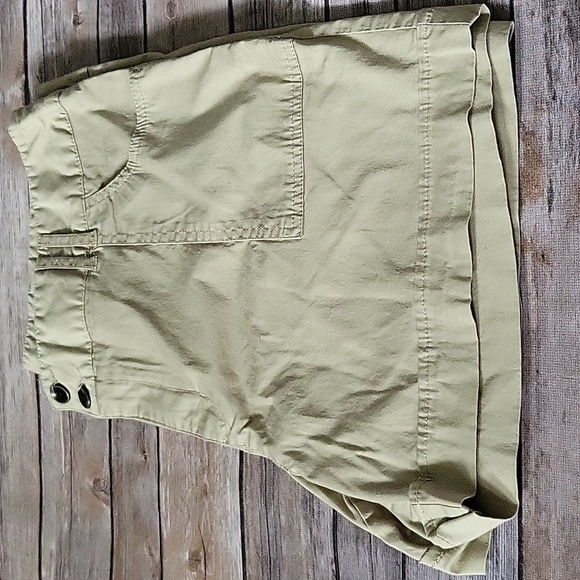 Cato khaki shorts with double button waist and 4.5" inseam - Picture 2 of 11